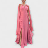 Mabel - Eleganckie maxi sukienki z peleryną i wysokim rozcięciem