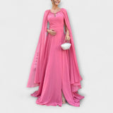 Mabel - Eleganckie maxi sukienki z peleryną i wysokim rozcięciem