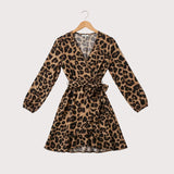 Elegancka sukienka w leoparda, z dekoltem w kształcie V i regulowanym paskiem