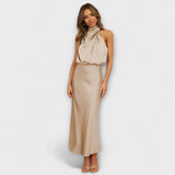 Elegancka maxi sukienka z dekoltem halter w letnim żółtym
