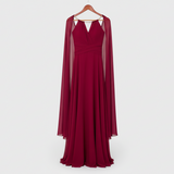 Mabel - Eleganckie maxi sukienki z peleryną i wysokim rozcięciem