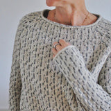 Victoria | Elegancki szary sweter z dekoltem w kształcie "U"
